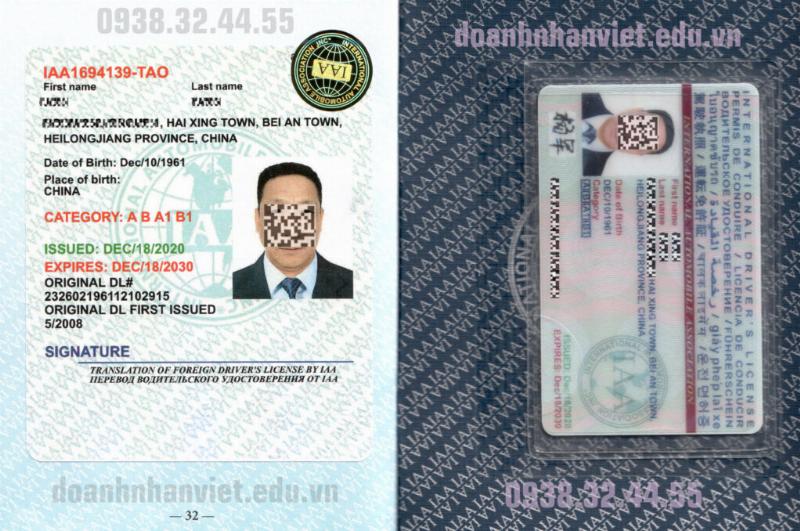 Một hình ảnh minh họa so sánh giữa một IDP hợp lệ (do cơ quan nhà nước cấp, mẫu chuẩn Công ước Vienna) và một “bằng lái xe quốc tế” giả mạo hoặc không được công nhận (do tổ chức tư nhân cấp, mẫu mã khác lạ). Có chú thích rõ ràng chỉ ra sự khác biệt và rủi ro của loại không hợp lệ.